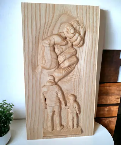Drvena rezbarija Tata i sin od jasena, duborez izrađen za dekoraciju doma