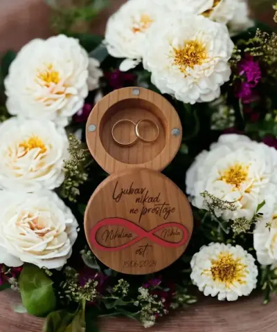 Personalizirana drvena kutijica za prstenje s crvenim infinity simbolom u cvijeću