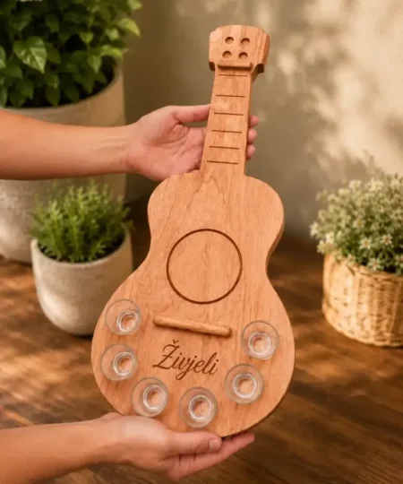 Drveni pladanj gitara s ča&scaron;icama od svijetlog drveta