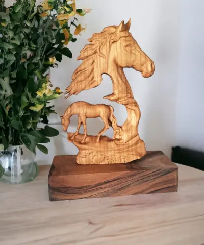 Duborez konji od tre&scaron;nje i oraha, drvena dekoracija za dom ili ured