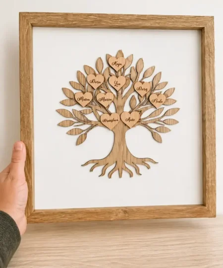 Unučad poklanjaju baki i djedu personalizirani drveni okvir s obiteljskim stablom i ugraviranim imenima unuka.