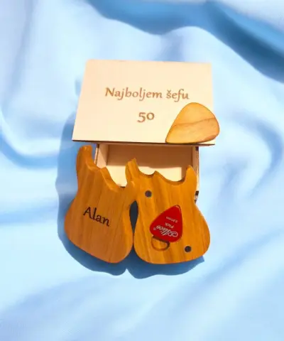 Personalizirana drvena kutijica za trzalicu u obliku gitare