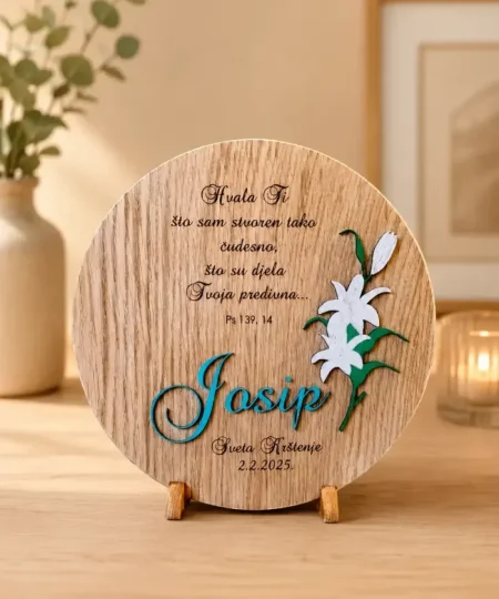 Personalizirana drvena uspomena za kr&scaron;tenje s imenom Josip i motivom ljiljana