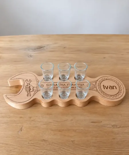 Personalizirani drveni stalak za &scaron;est ča&scaron;ica &ndash; poklon za tatu koji voli garažu