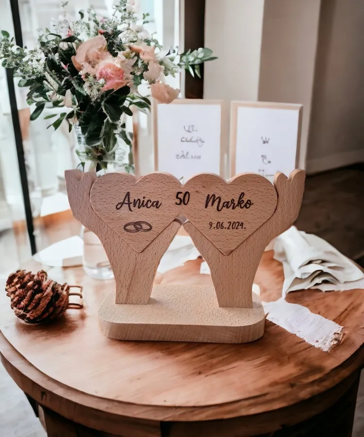 Personalizirana drvena dekoracija srce za zlatni pir