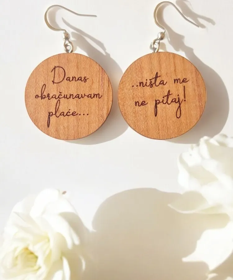 Personalizirane drvene naušnice s porukom kao jedinstven poklon za ženu