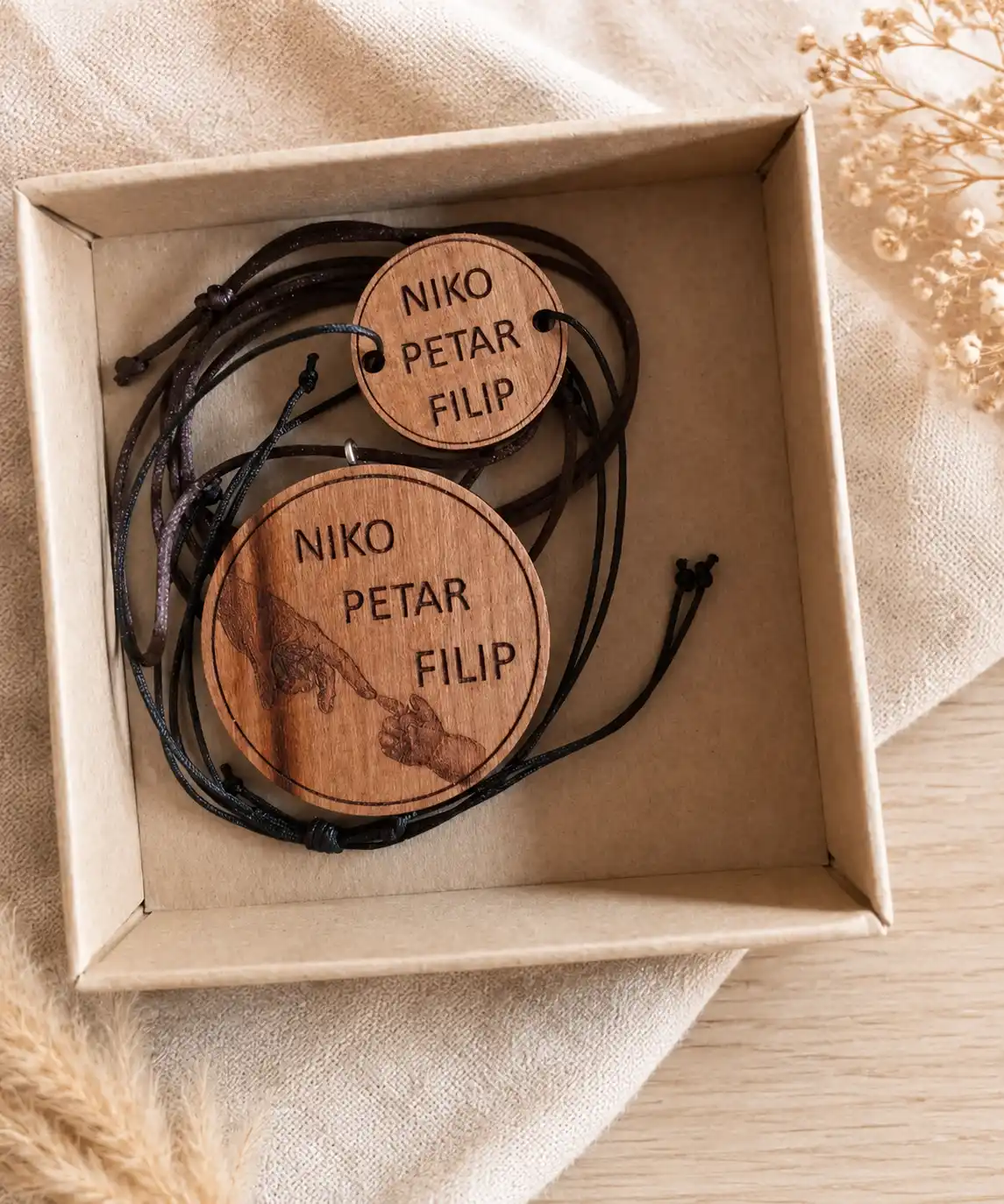 Personalizirani drveni nakit s gravurom kao unikatni poklon za žene i muškarce